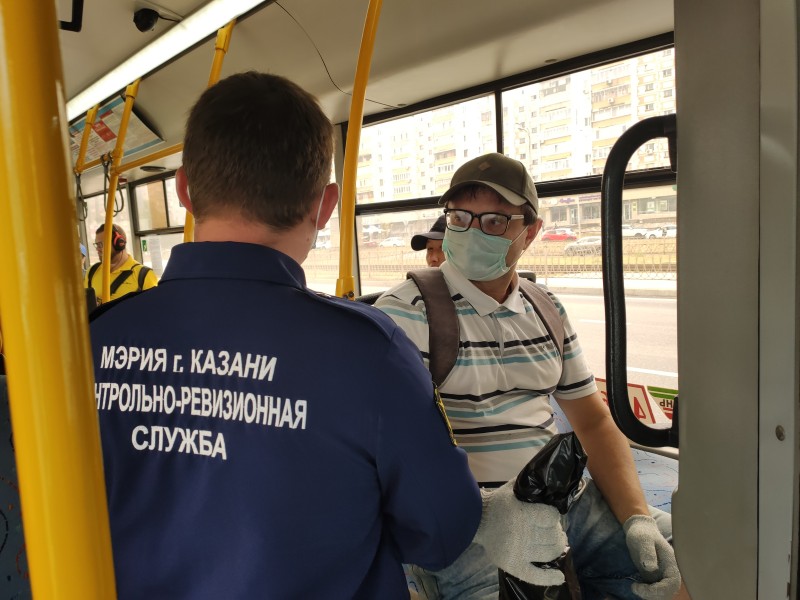 В общественном транспорте Казани сотрудники комитета по транспорту совместно с сотрудниками полиции и перевозчиками выявляют пассажиров безбилетников.