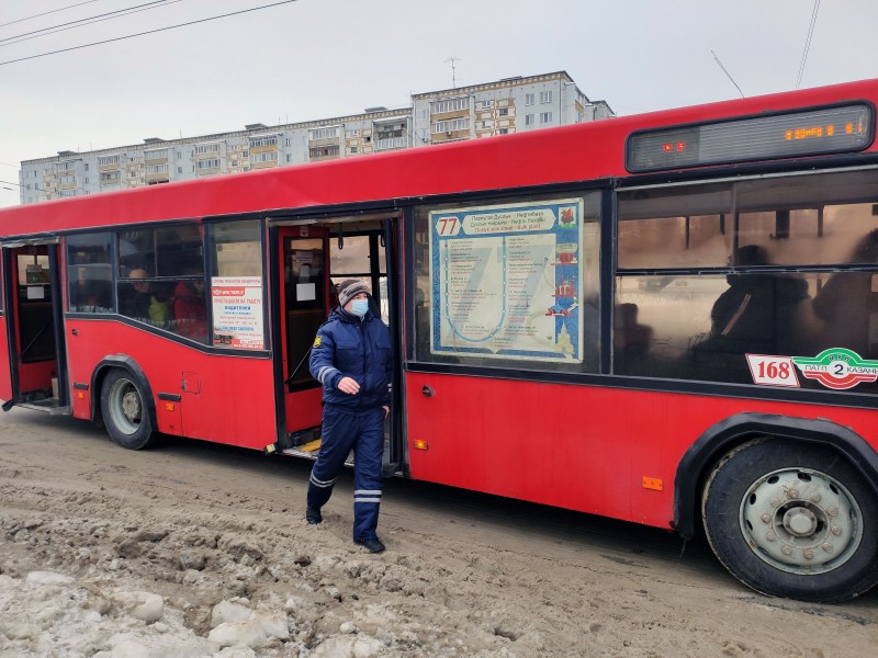 В общественном транспорте Казани 24 февраля выявили более 300 пассажиров без масок.