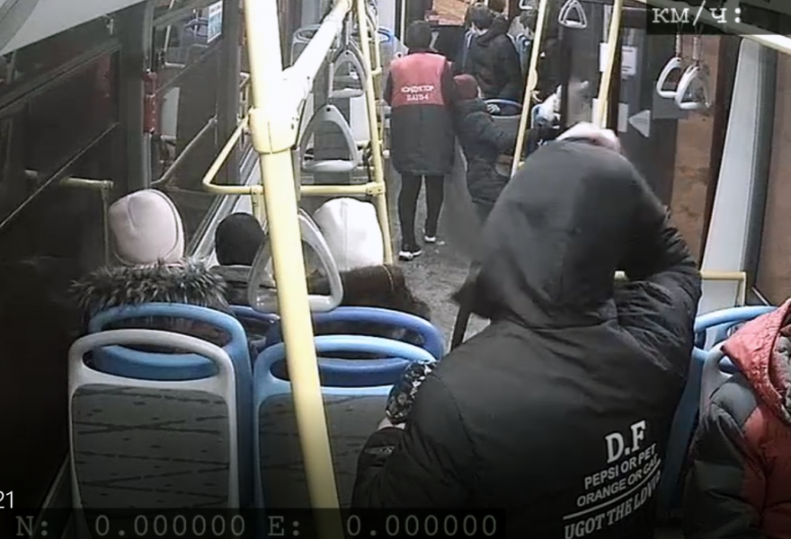 В Казани кондуктор автобуса №46 спас пассажирку, которой стало плохо в общественном транспорте.