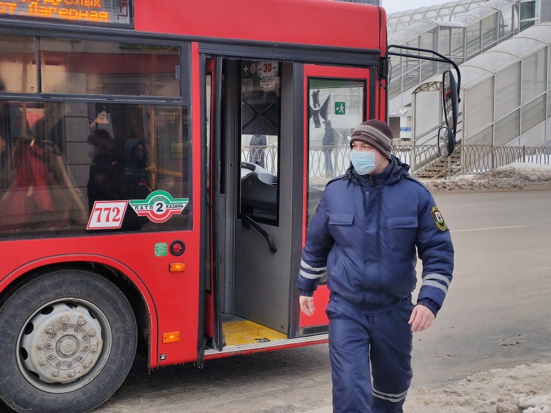 В Казани Комитет по транспорту, контрольно-ревизионные службы транспортных предприятий и кондуктора контролируют как пассажиры соблюдают требования Роспотребнадзора в общественном транспорте.