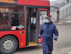 В Казани Комитет по транспорту, контрольно-ревизионные службы транспортных предприятий и кондуктора контролируют как пассажиры соблюдают требования Роспотребнадзора в общественном транспорте.
