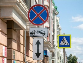 В Казани по заявкам жителей очищены дорожные знаки и информационные табло от рекламы