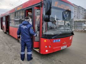 В Казани 29 марта кондукторами и ревизорами в общественном транспорте выявлено 338 пассажиров без масок.