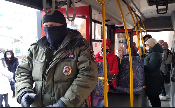 В Казани 12 апреля кондукторами и ревизорами в общественном транспорте выявлено почти 500 пассажиров без масок.