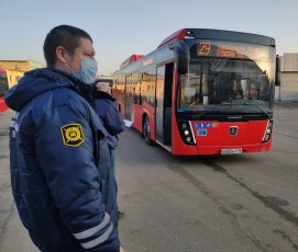 В Казани контрольно-ревизионная служба Комитета по транспорту проверила автобусы перед выходом на маршруты.