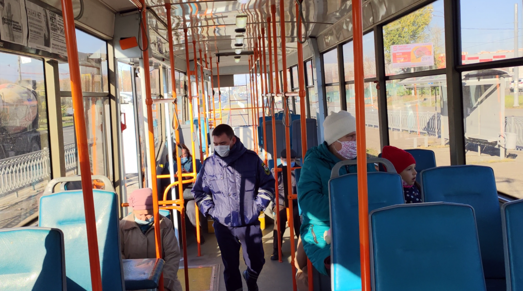 В Казани 14 апреля кондукторами и ревизорами в общественном транспорте выявлено более 400 пассажиров без масок.
