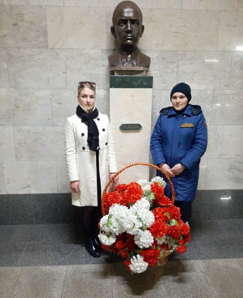На станции метро «Площадь Тукая» сотрудники МУП «Метроэлектротранс» в честь дня рождения Габуллы Тукая возложили цветы к бюсту поэта.
