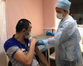 В Казани прививку от коронавируса сделали почти 2000 работников общественного транспорта.