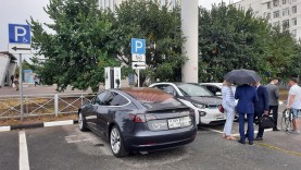 На муниципальной парковке по ул. Мулланура Вахитова открылась зарядная станция для электромобилей.