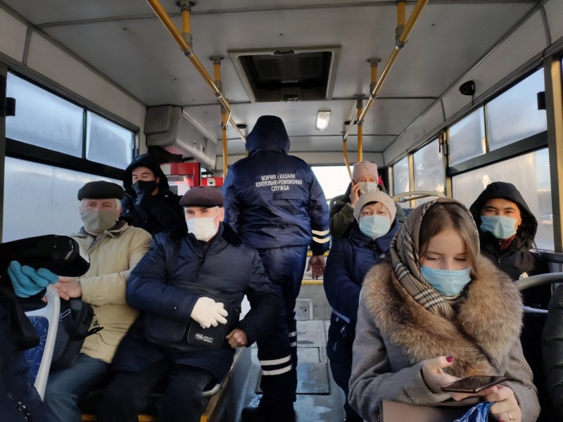 В Казани с начала октября в автобусах, трамваях, троллейбусах и метро выявлено 12426 пассажиров без масок.