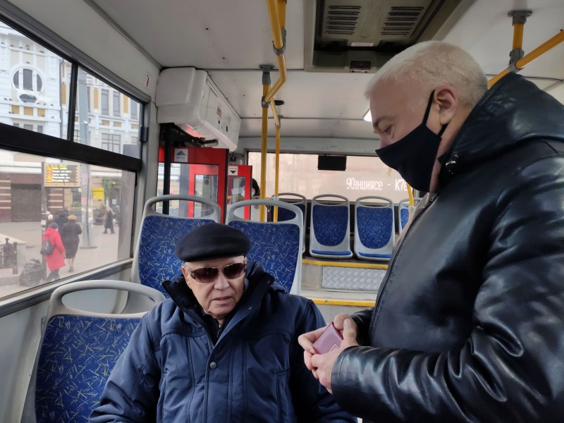 В автобусах Казани по-новому выявляют пассажиров без масок.