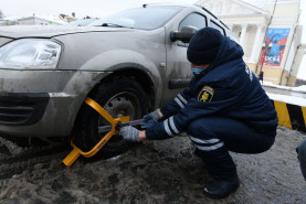 22 декабря на муниципальных парковках Казани на машинах, оставленных без госномеров, начали устанавливать блокираторы колес.