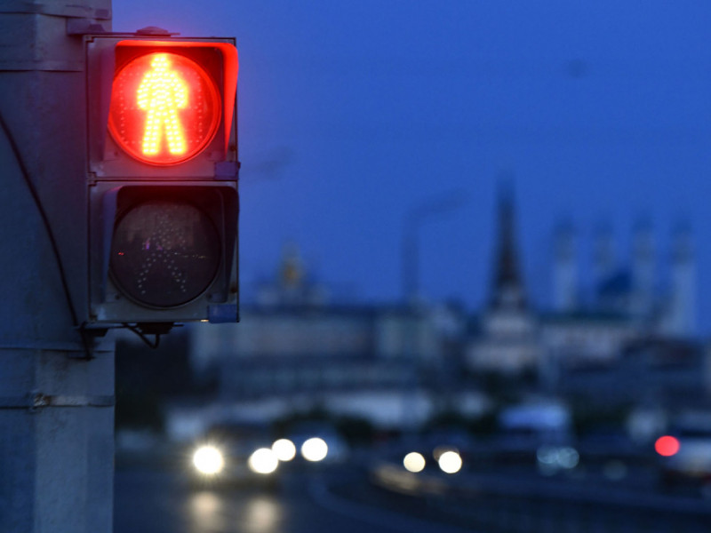 На светофорах в Казани ведется установка информационных табличек с QR-кодами. 