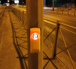МКУ «АСУДД»: в марте на четырех улицах Казани вышли из строя кнопки вызова зеленого сигнала светофора.