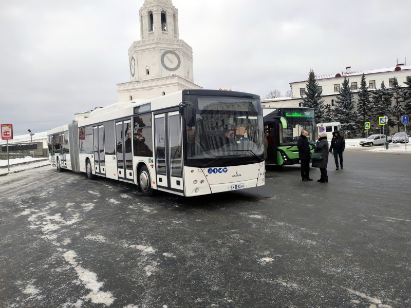 На маршрутах метробусов в Казани протестируют новый МАЗ вместимостью 167 человек