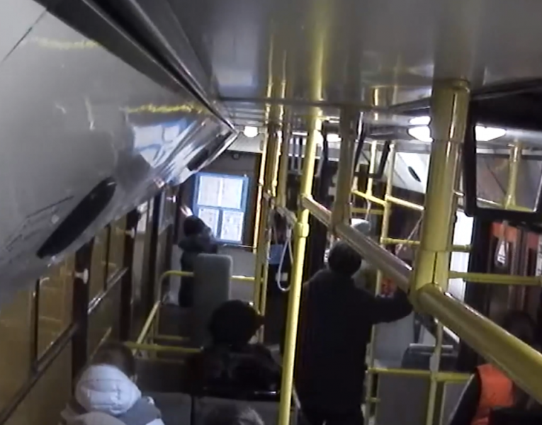 В Казани хулиган разбил стекло в салоне автобуса (видео)