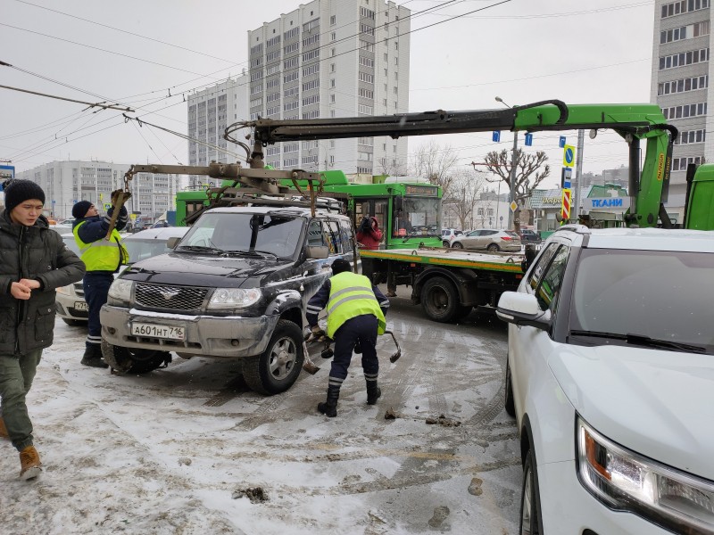 Штраф + эвакуация! По просьбе пассажиров в Казани наводят порядок на автобусных остановках
