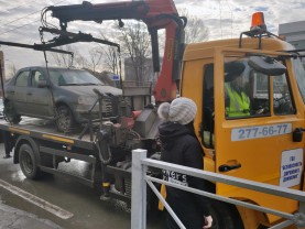 Машины увезли на эвакуаторе! В Казани прошел очередной рейд против автохамов