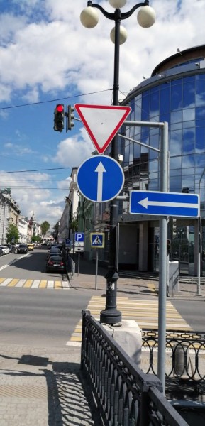 В Казани завершился двухмесячник: отмыли светофоры и дорожные знаки от грязи