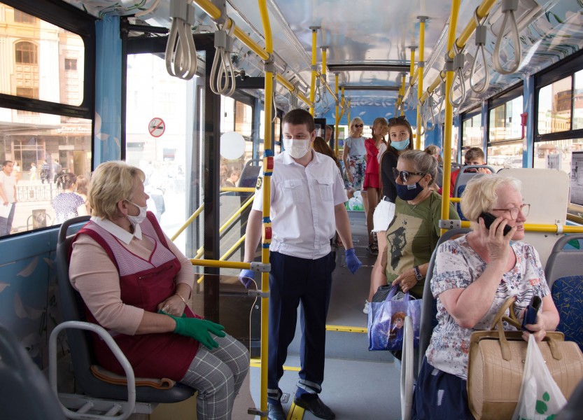 В июле в общественном транспорте Казани выявили порядка 4,5 тыс. пассажиров без масок и перчаток