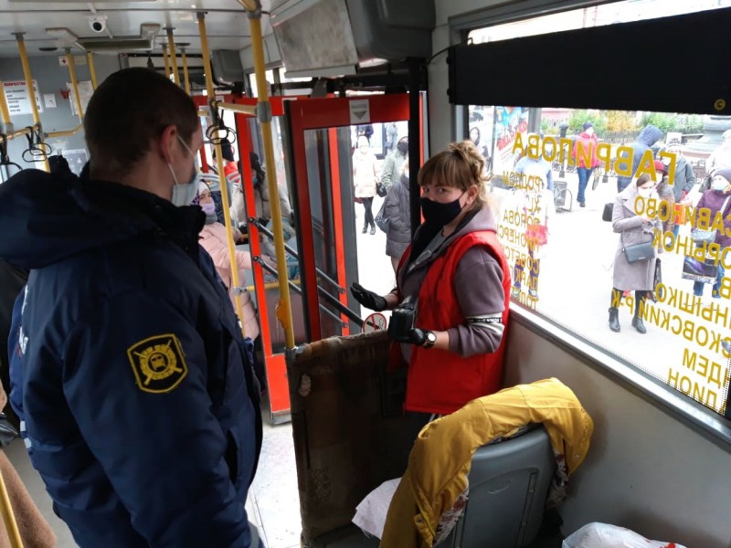 В общественном транспорте Казани 16 ноября выявили 973 нарушителя.