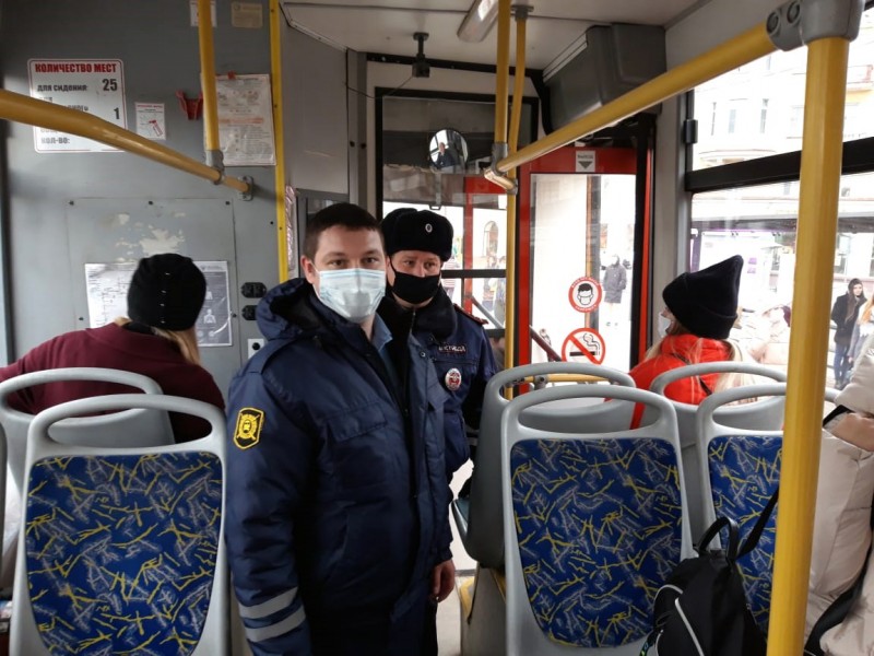 В общественном транспорте Казани 25 ноября выявили 934 пассажира без масок