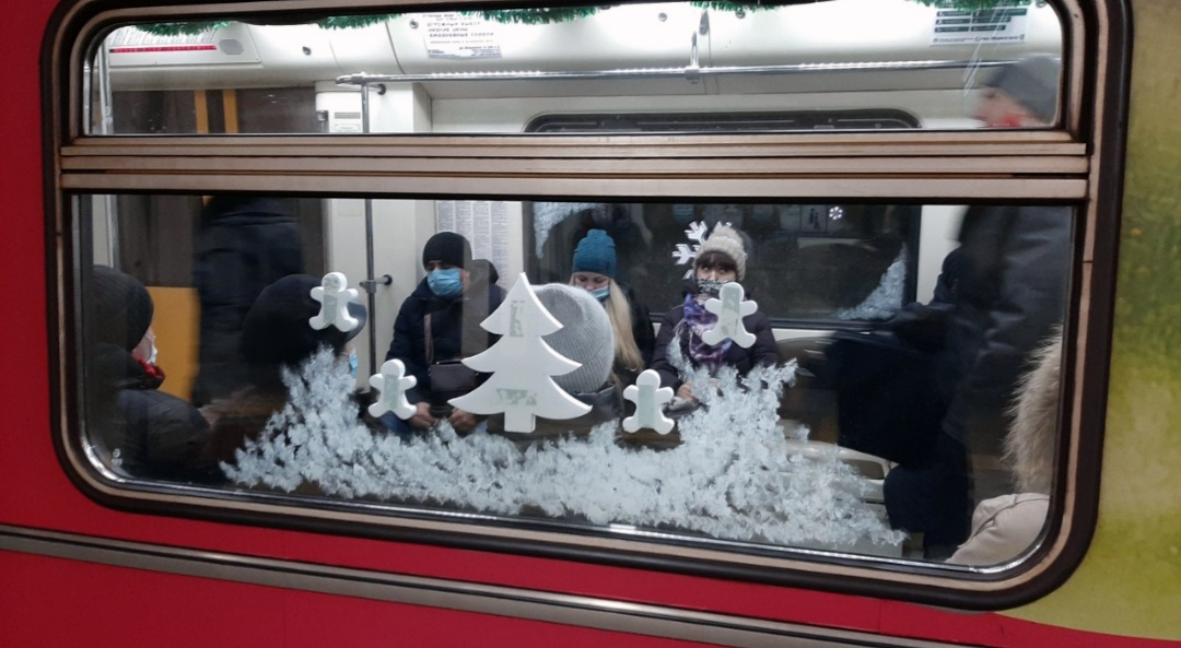 В казанском метрополитене появился новогодний поезд и новая фотозона
