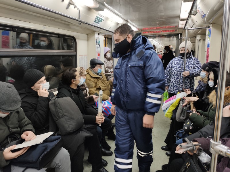 В общественном транспорте Казани 19 января выявили более 300 пассажиров без масок.