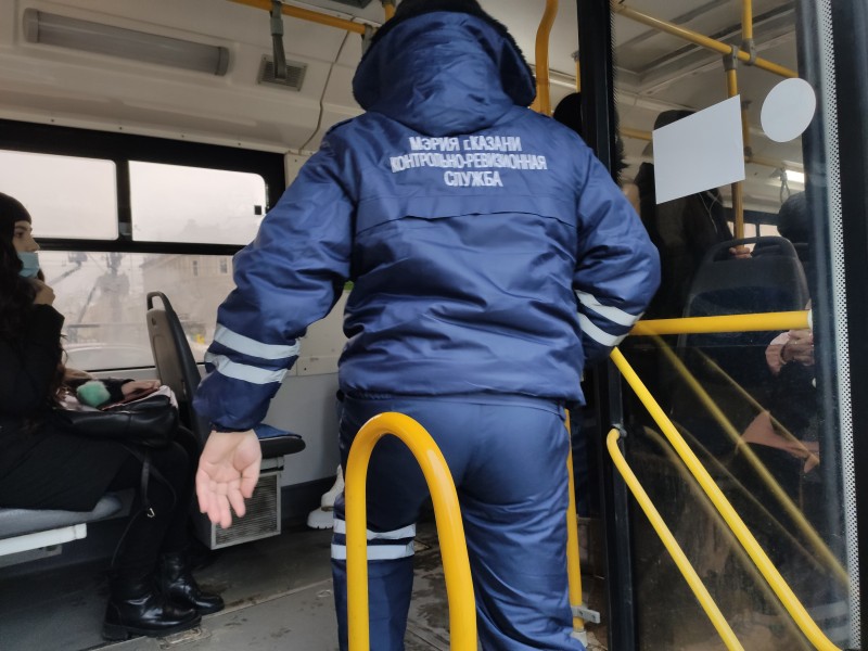 В общественном транспорте Казани 20 января выявили почти 350 пассажиров без масок.