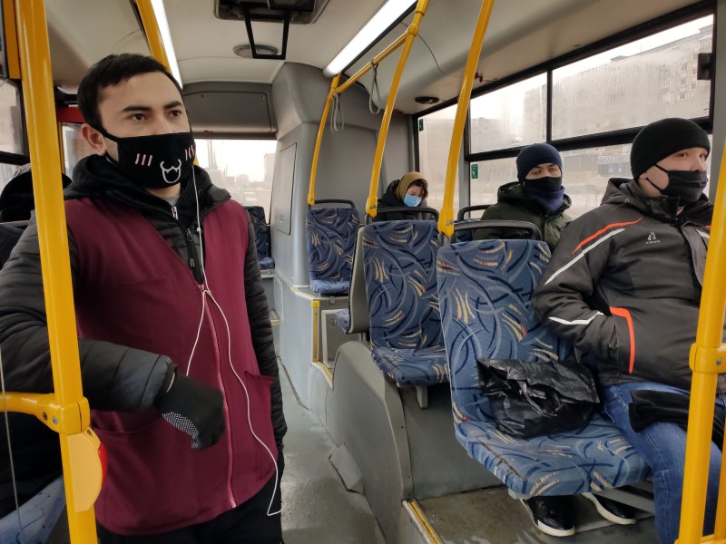 В общественном транспорте Казани 28 января выявили 400 пассажиров без масок.