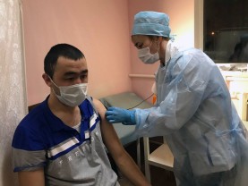 В Казани 100 кондукторов и водителей сделали прививку от коронавируса.