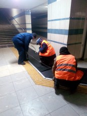 В Казани на станции метро «Горки» в пешеходном переходе постелили резиновые коврики.